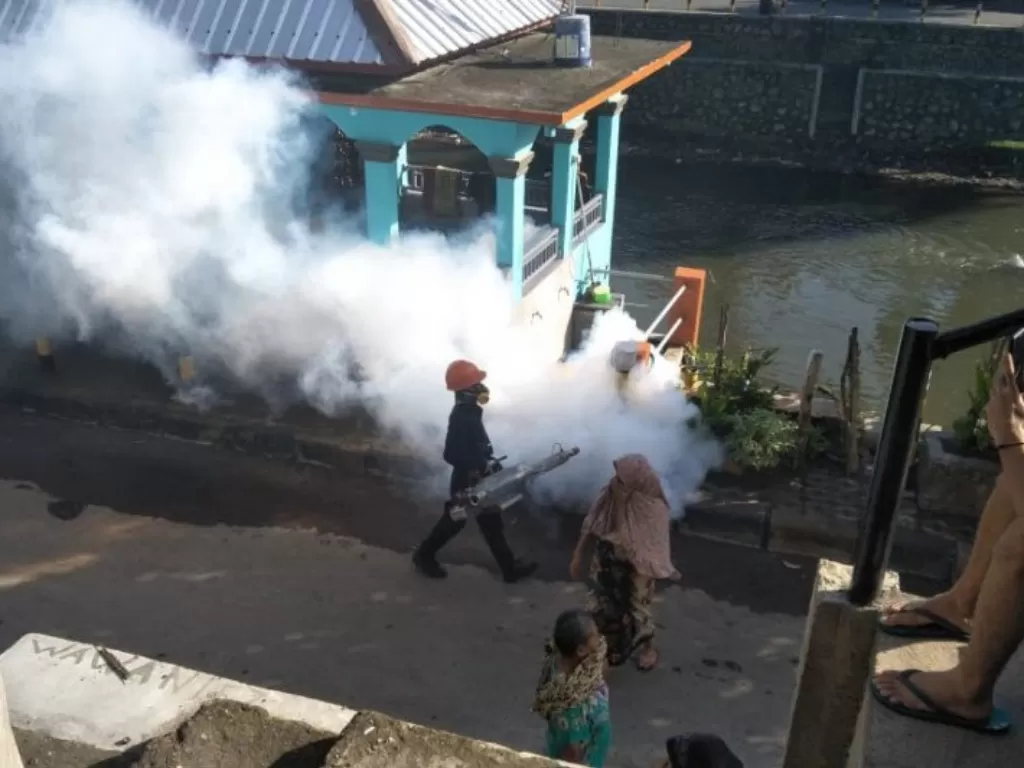 Kegiatan fogging di Kelurahan Dasan Agung, Kota Mataram, Nusa Tenggara Barat, untuk mencegah berkembangbiaknya nyamuk demam berdarah. (Foto: ANTARA/Nirkomala)