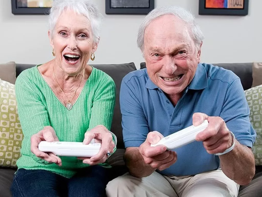 Foto dua orang lansia sedang bermain video game (photo/Digital Trends)