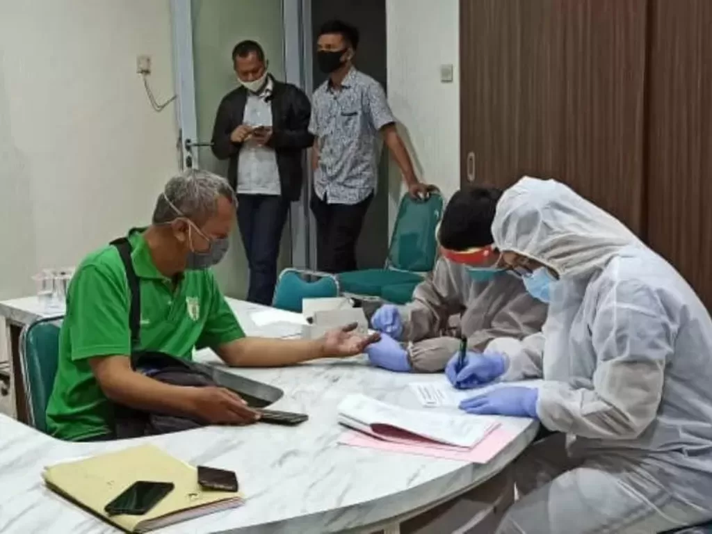 Yusak Sabekti Gunanto, terpidana kasus TPPO di NTT menjalani pemeriksaan cepat COVID-19, usai ditangkap di Semarang, Jateng. (ANTARA/ HO-Kejati Jateng)