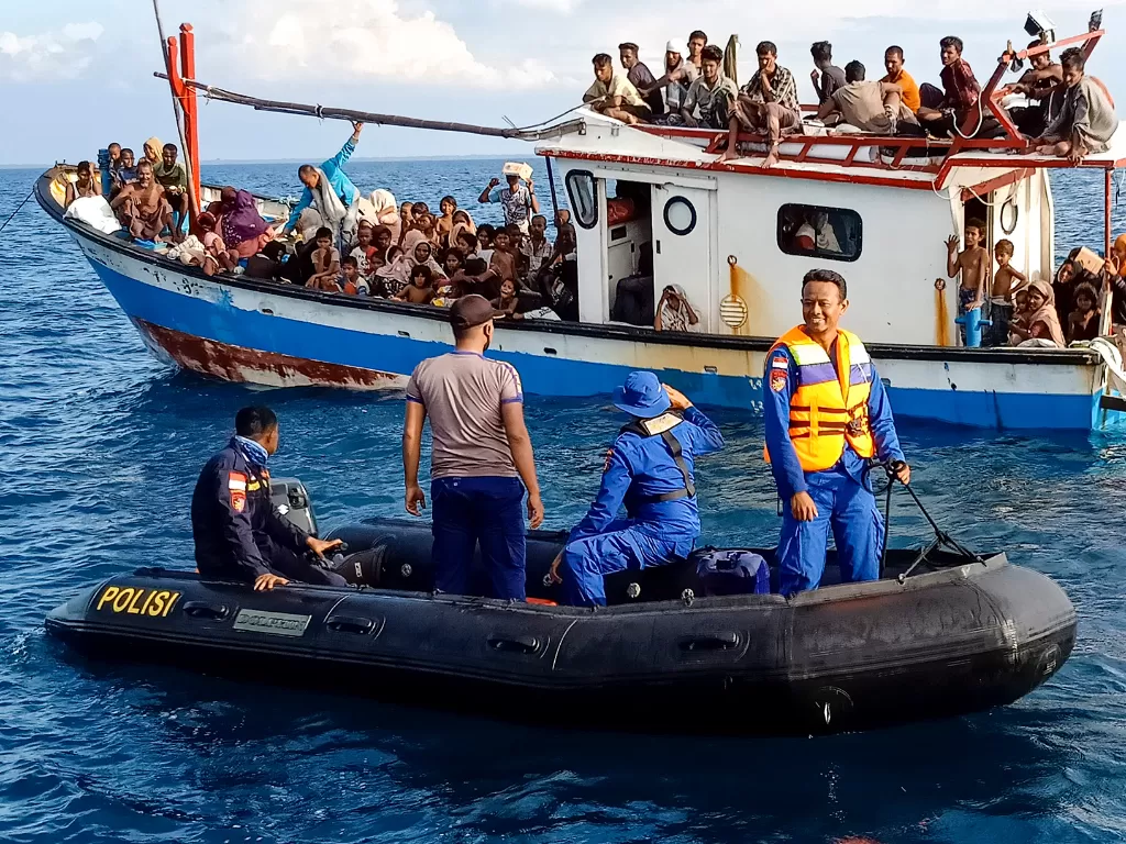 Pengungsi etnis Rohingya berada di atas kapal KM Nelayan 2017.811 milik nelayan Indonesia di pesisir Pantai Seunuddon. Kecamatan Seunuddon, Aceh Utara, Aceh. Rabu (24/6/2020). (ANTARA FOTO/Rahmad)