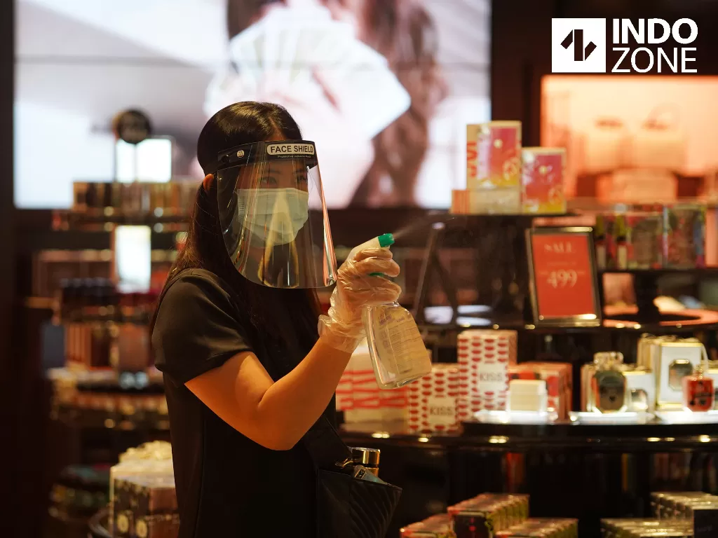 Penjaga toko mengenakan masker dan face shield saat hari pertama pembukaan kembali pusat perbelanjaan di Mall Central Park, Jakarta, Senin (15/6/2020). (INDOZONE/Arya Manggala)