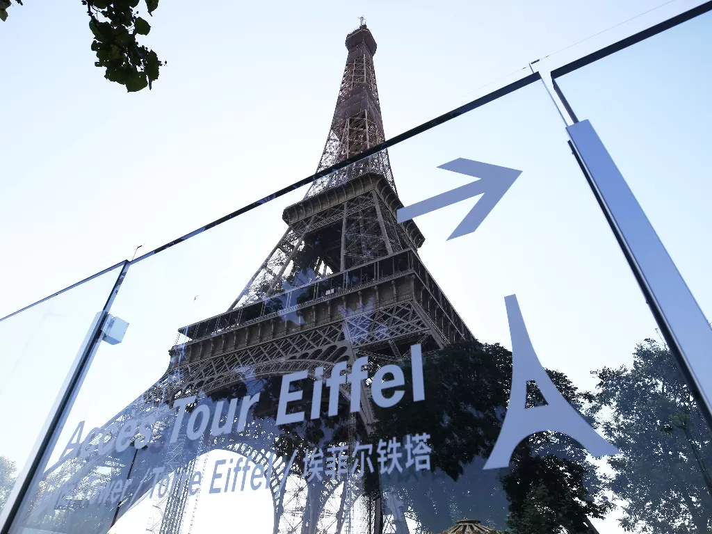 Menara Eiffel terlihat pada hari pembukaan kembali objek wisata tersebut di Paris, Prancis, pada 25 Juni 2020.(Xinhua/Gao Jing)