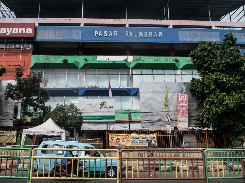 Kendaraan melintas di depan Pasar Palmerah yang ditutup sementara, Jakarta, Jumat (26/6/2020). (ANTARA FOTO/Muhammad Adimaja)