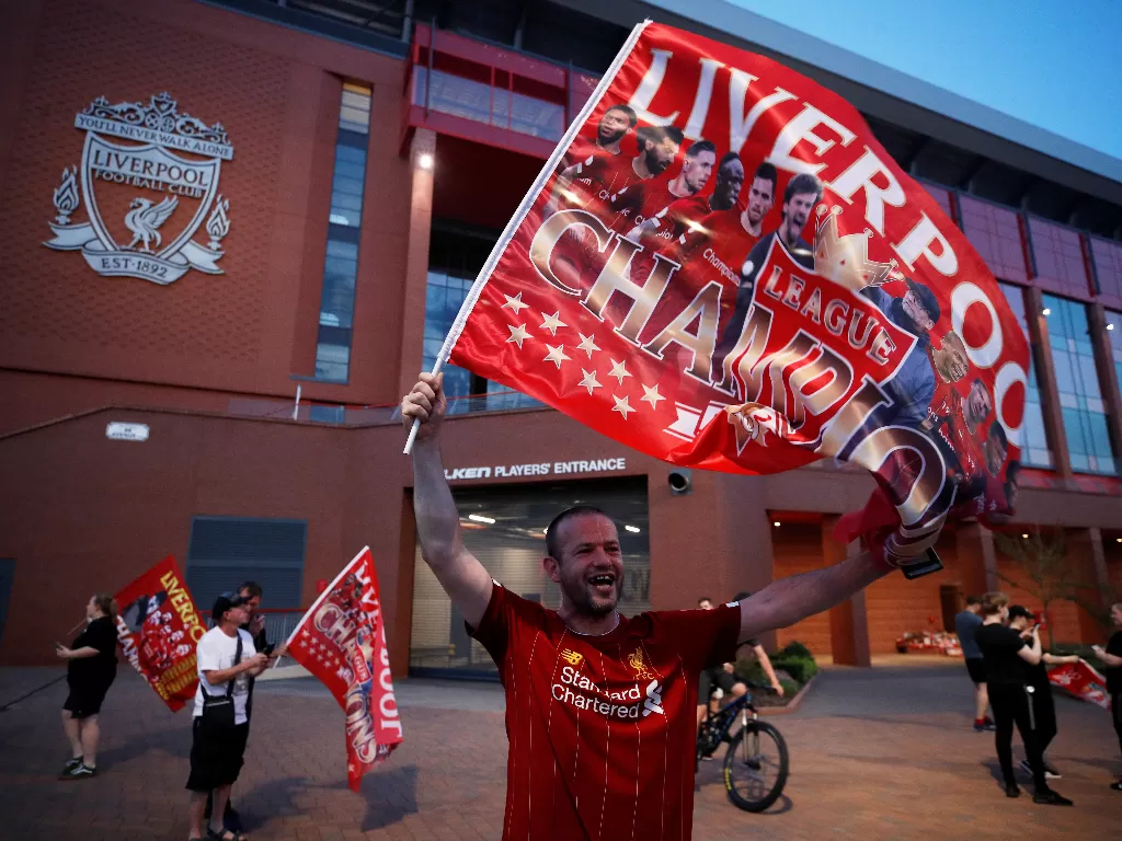 Para suporter turun ke jalan untuk merayakan kesuksesan Liverpool juara Liga Premier Inggris musim 2019/20.  (REUTERS/Phil Noble)