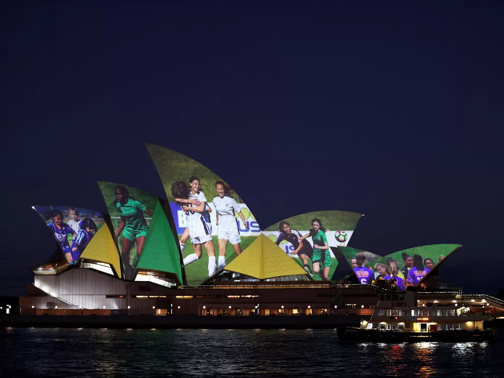  Sydney Opera House menyala terang merayakan Australia dan Selandia Baru sebagai penyelenggara gabungan untuk Piala Dunia Wanita FIFA 2023, di Sydney, Australia, Kamis (25/6/2020). (REUTERS/Loren Elliott)