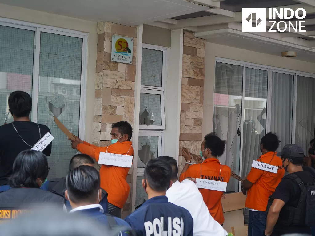  Suasana rekonstruksi kasus penganiayaan yang dilakukan John Kei dan anak buahnya di rumah Nus Kei, Green Lake City, Tangerang, Banten, Rabu (24/6/2020). (INDOZONE/Arya Manggala) 