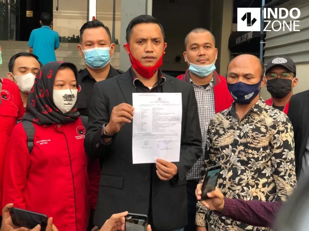 DPD PDI Perjuangan dan kuasa hukum saat membuat laporan polisi di gedung SPKT Polda Metro Jaya, Jakarta. (INDOZONE/Samsudhuha Wildansyah).