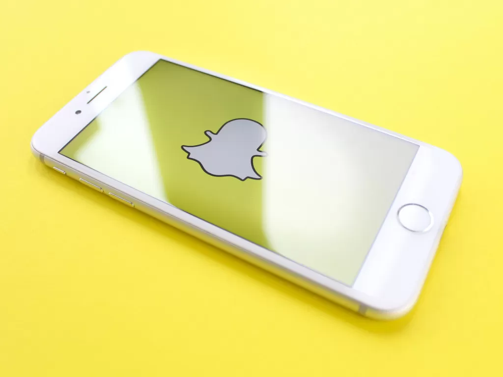 Logo aplikasi Snapchat di smartphone (photo/Unsplash/Thought Catalog)