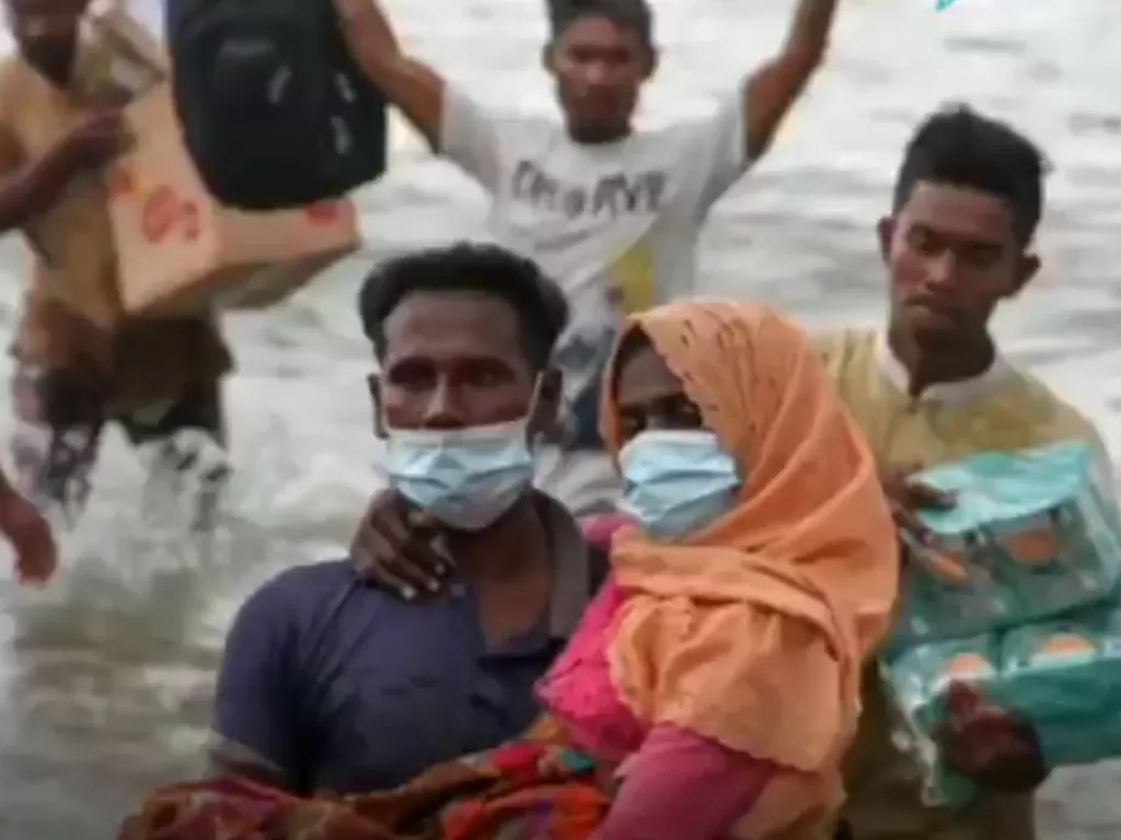Pengungsi Rohingya yang diselamatkan nelayan Aceh usai terapung di lautan lepas. (Istimewa)