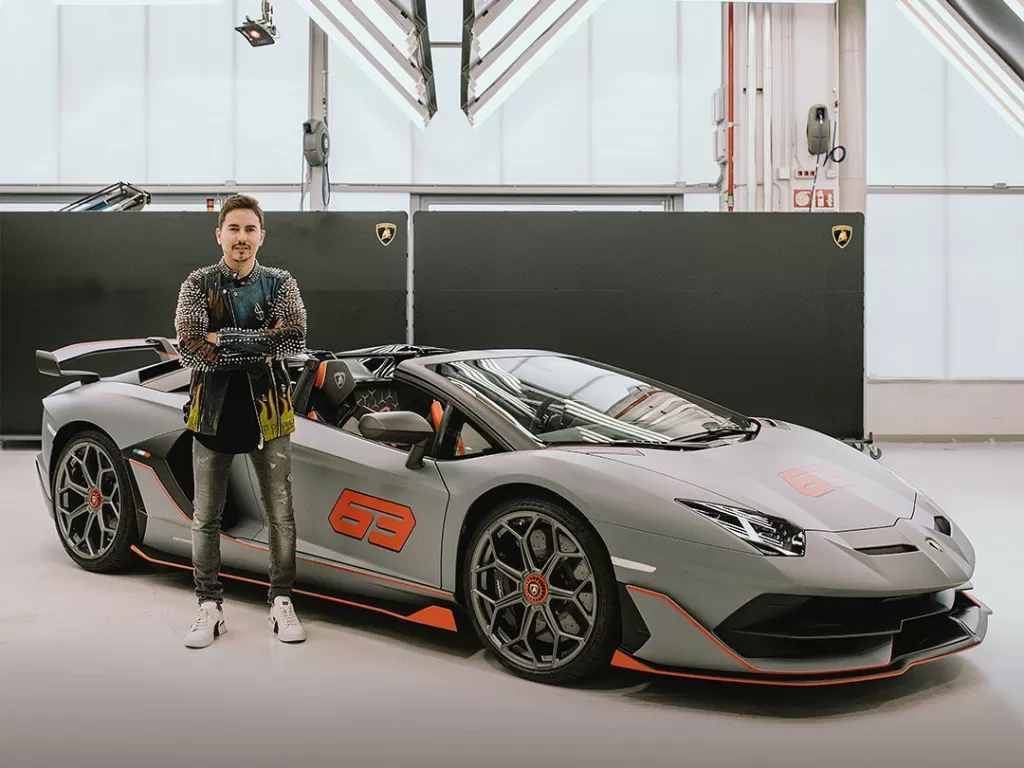 Jorge Lorenzo dengan mobil barunya, Lamborghini Aventador SVJ 63 Roadster. (Instagram/@lamborghini)