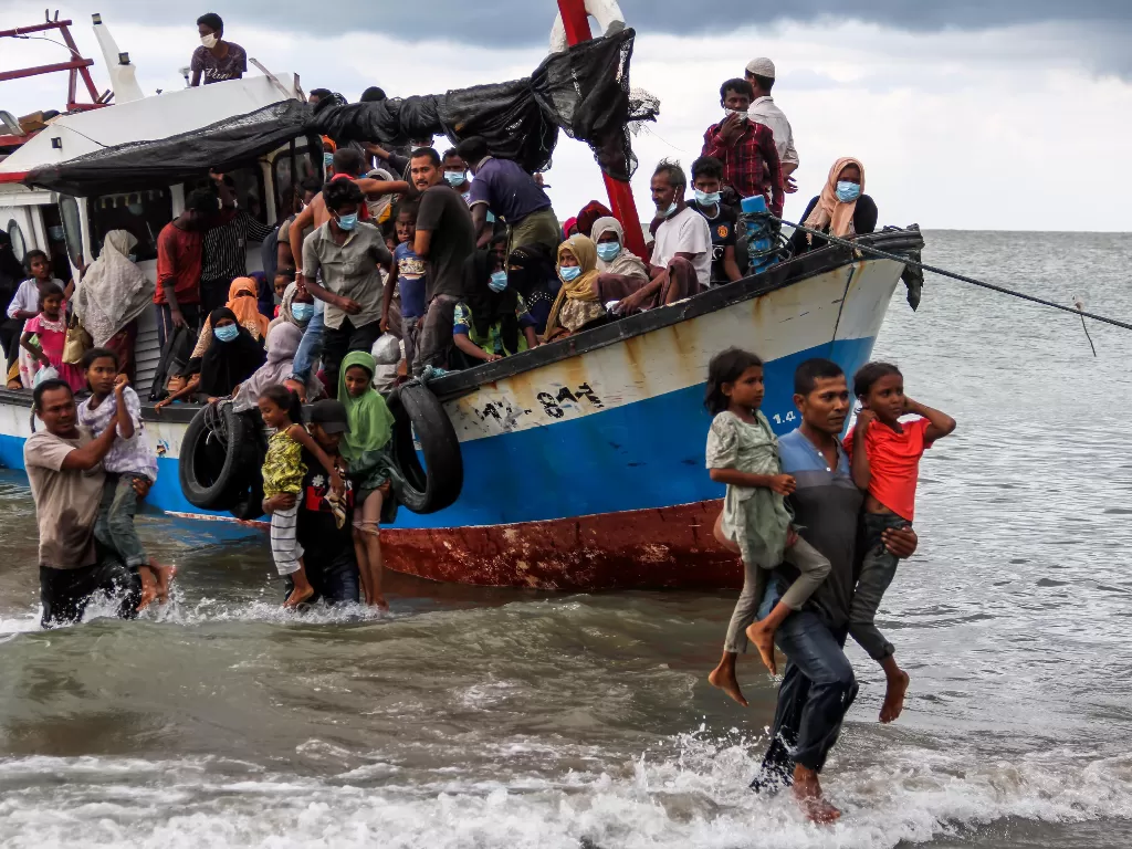 Warga melakukan evakuasi paksa pengungsi etnis Rohingya dari kapal di pesisir pantai Lancok, Kecamatan Syantalira Bayu, Aceh Utara, Aceh, Kamis (25/6/2020). (ANTARA/Rahmad)