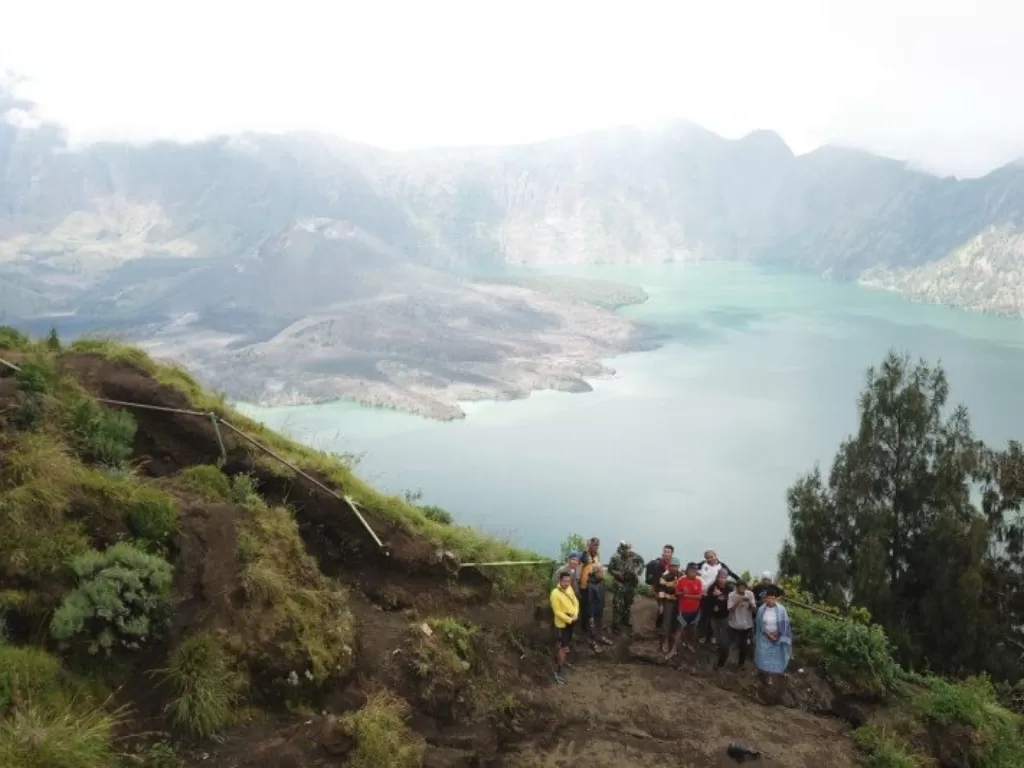 Arsip Foto. Petugas melakukan survei jalur pendakian hingga mendekati Danau Segara Anak di kawasan Gunung Rinjani, Pulau Lombok, Nusa Tenggara Barat.(photo/ANTARA/HO BTNGR)