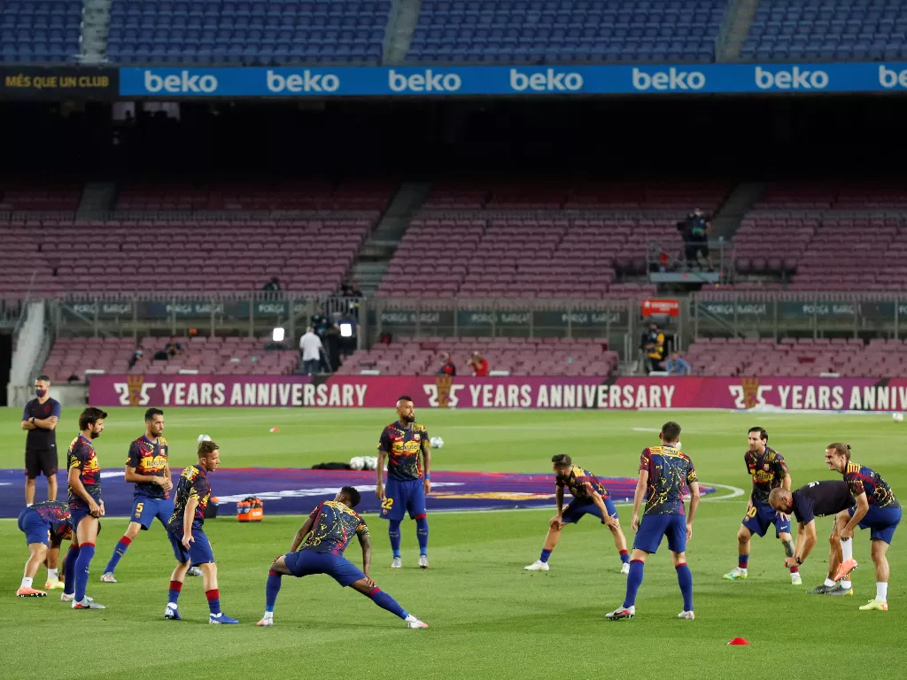 Pemain Barcelona sedang latihan di stadion. (REUTERS/Albert Gea)
