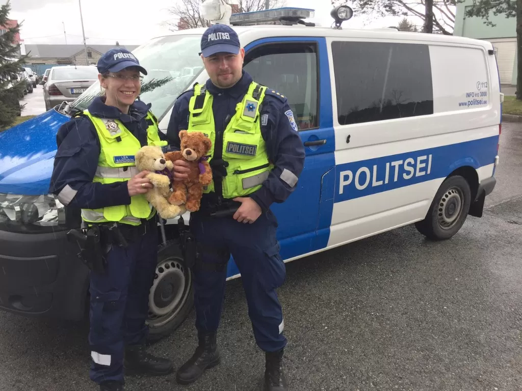 Polisi bawa 2 boneka beruang Teddy Bear. (reuters.com)