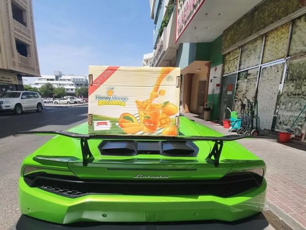 Lamborghini Huracan yang dijadikan mobil pengantar pesanan mangga. (timesnownews.com)