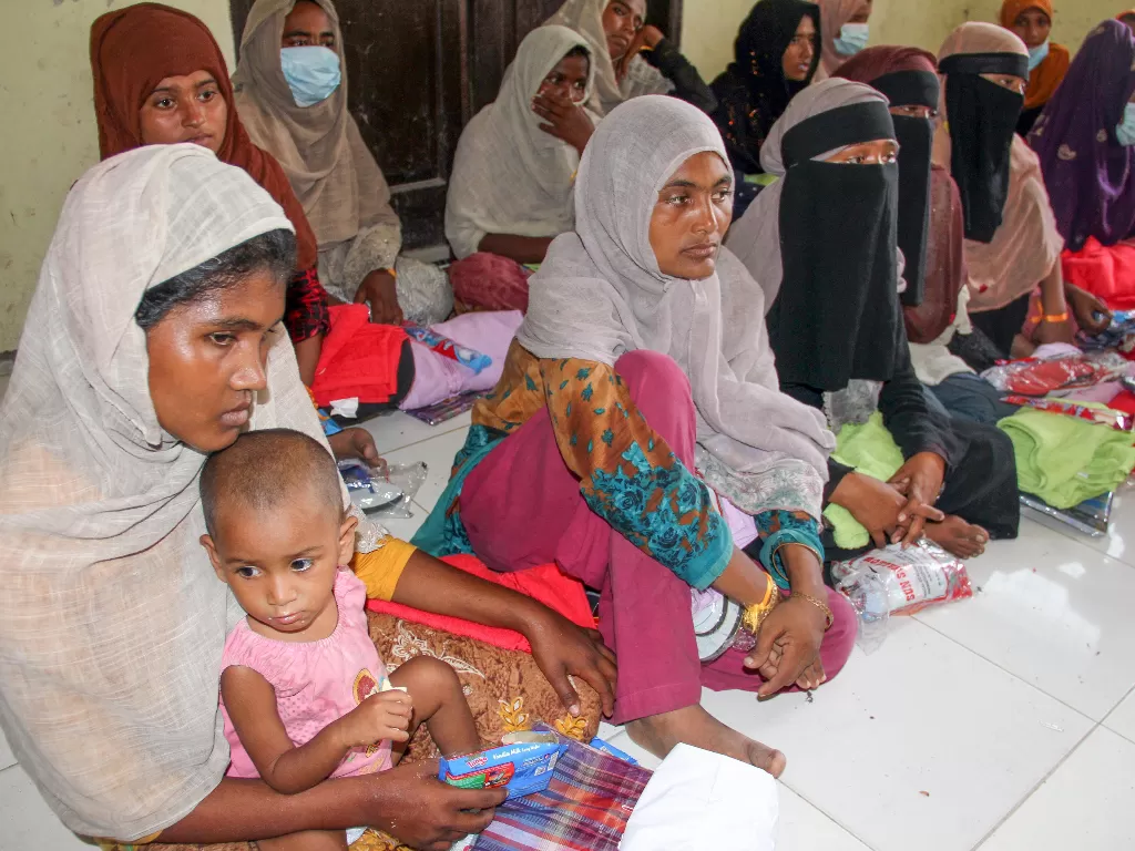 Sejumlah etnis Rohingya menunggu di ruangan setelah menjalani pemeriksaan kesehatan di bekas kantor Imigrasi Punteuet, Lhokseumawe, Aceh, Jumat (26/6). (photo/ANTARA FOTO/Rahmad)