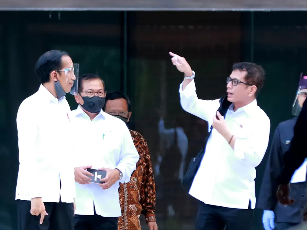 Presiden Joko Widodo saat bersama Menteri Pariwisata Wishnutama di Banyuwangi, Jawa Timur, Kamis (25/6/2020). (ANTARA FOTO/Budi Candra Setya)