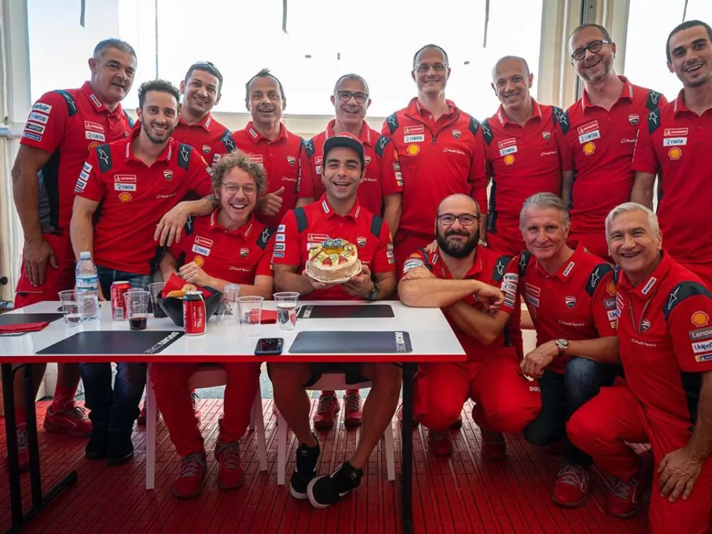 Pembalap Ducati, Danilo Petrucci dengan anggota tim Ducati. (Instagram/@petrux9)
