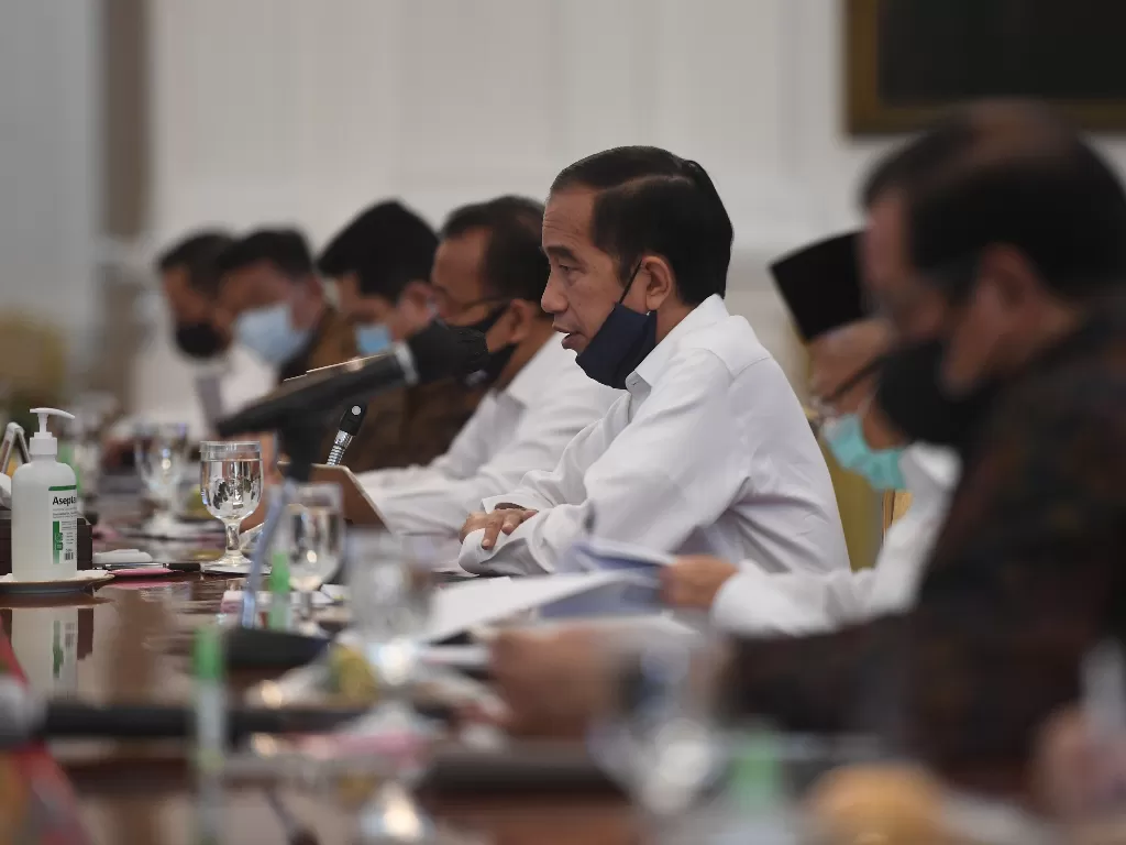 Presiden Joko Widodo (tengah) memimpin rapat kabinet terbatas terkait pandemi COVID-19 di Istana Merdeka, Jakarta, Senin (29/6/2020). (ANTARA FOTO/Akbar Nugroho Gumay)