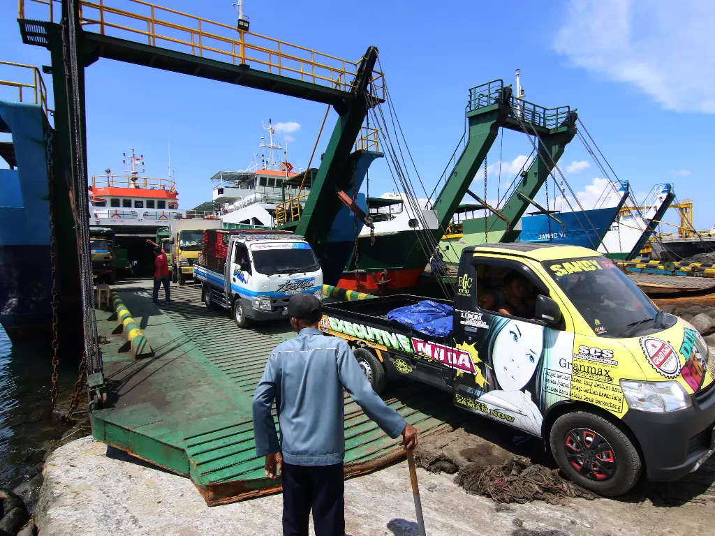 Aktivitas bongkar muat angkutan logistik di Pelabuhan Ketapang Banyuwangi, Jawa Timur, Minggu (3/5/2020). (ANTARA FOTO/Budi Candra Setya)