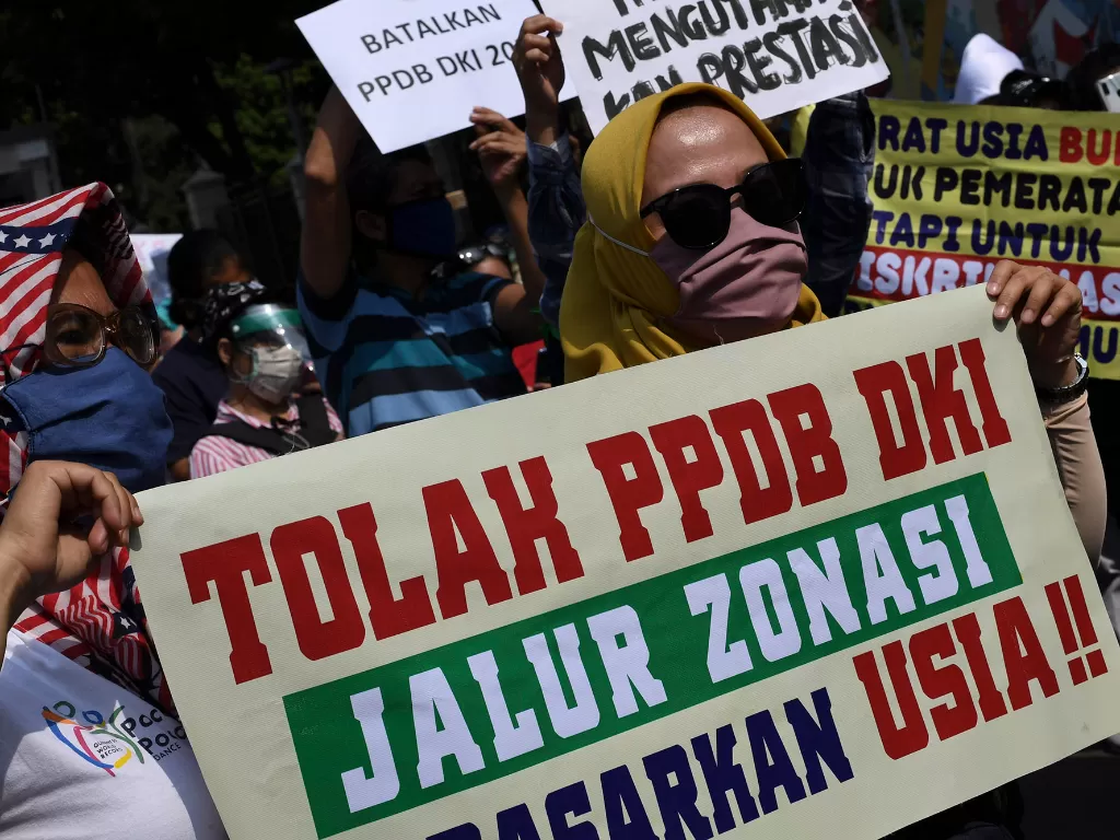 Sejumlah orang tua murid berunjuk rasa di depan kantor Kemendikbud, Jakarta, Senin (29/6/2020). (ANTARA FOTO/Wahyu Putro A)