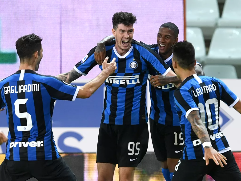 Inter Milan menang tipis 2-1 atas Parma di Ennio Tardini, Senin (29/6/2020) dini hari. (REUTERS/JENNIFER LORENZINI)