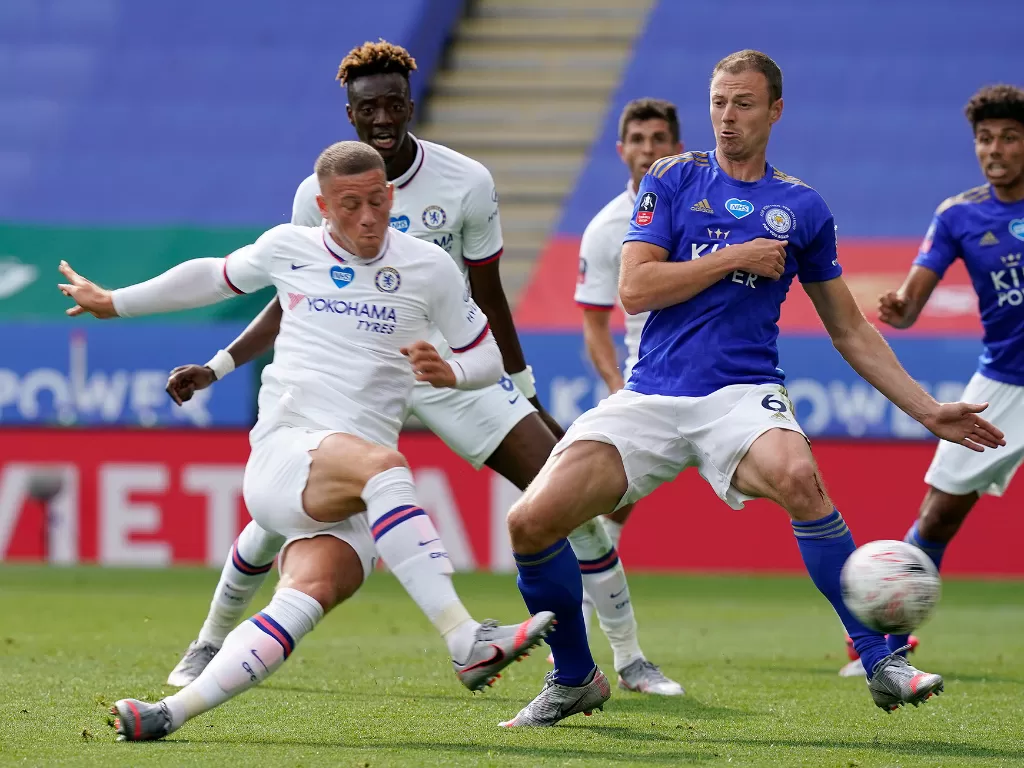Pemain Chelsea Ross Barkley mencetak gol ke gawang Leicester City, pada laga babak perempat final Piala FA di Stadion King Power, Leicester, Inggris, 28 Juni 2020. (Tim Keeton/Pool via REUTERS)