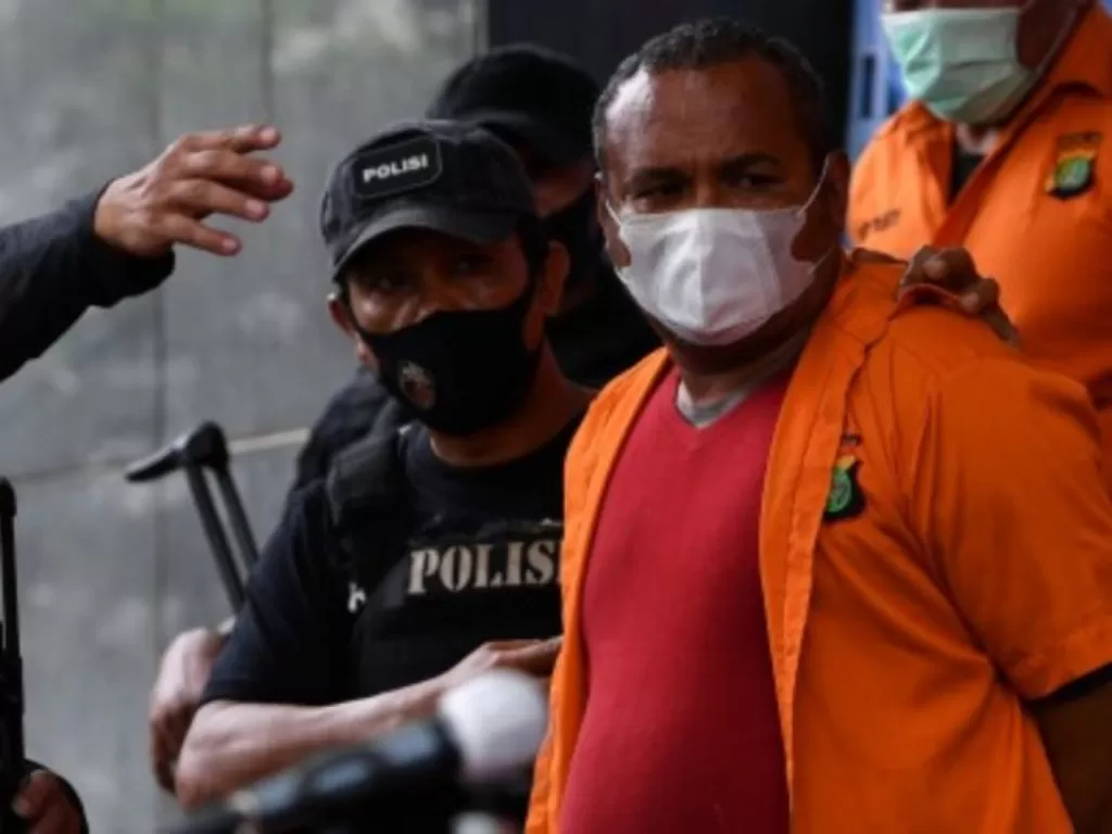 Polisi membawa tersangka kejahatan John Kei di Polda Metro Jaya, Jakarta, Senin (22/6/2020). (ANTARA FOTO/Sigid Kurniawan)