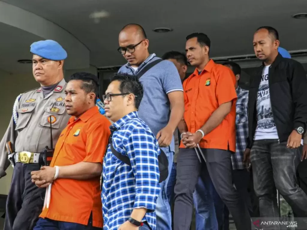 Pelaku penyiraman air keras Penyidik KPK Novel Baswedan dibawa petugas untuk dipindahkan ke Bareskrim Mabes Polri di Polda Metro Jaya, Jakarta. (ANTARA FOTO/Abdul Wahab)