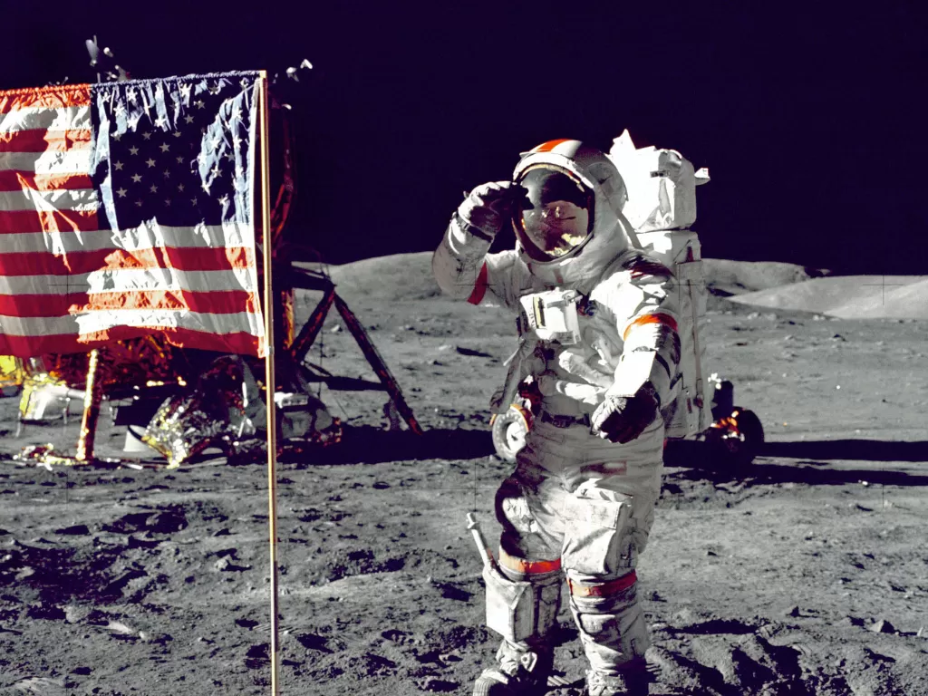 Astronot saat menginjakkan kaki di permukaan Bulan (photo/Unsplash/NASA)