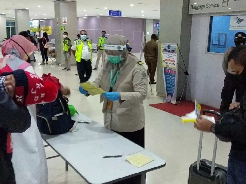 Pemeriksaan dokumen kesehatan penumpang yang tiba di Bandara Domine Eduard Osok Sorong. (ANTARA/Ernes Kakisina)