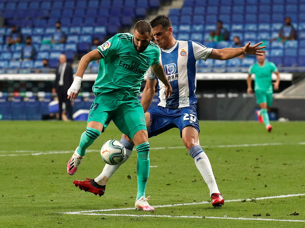 Karim Benzema saat memberikan umpan backheel kepada Casemiro di laga kontra Espanyol. (REUTERS/Albert Gea)