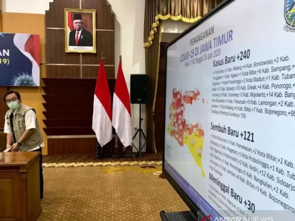 Direktur Utama RSUD dr Soetomo Surabaya dr Joni Wahyuhadi saat memantau data penanganan COVID-19. (ANTARA/Fiqih Arfani)