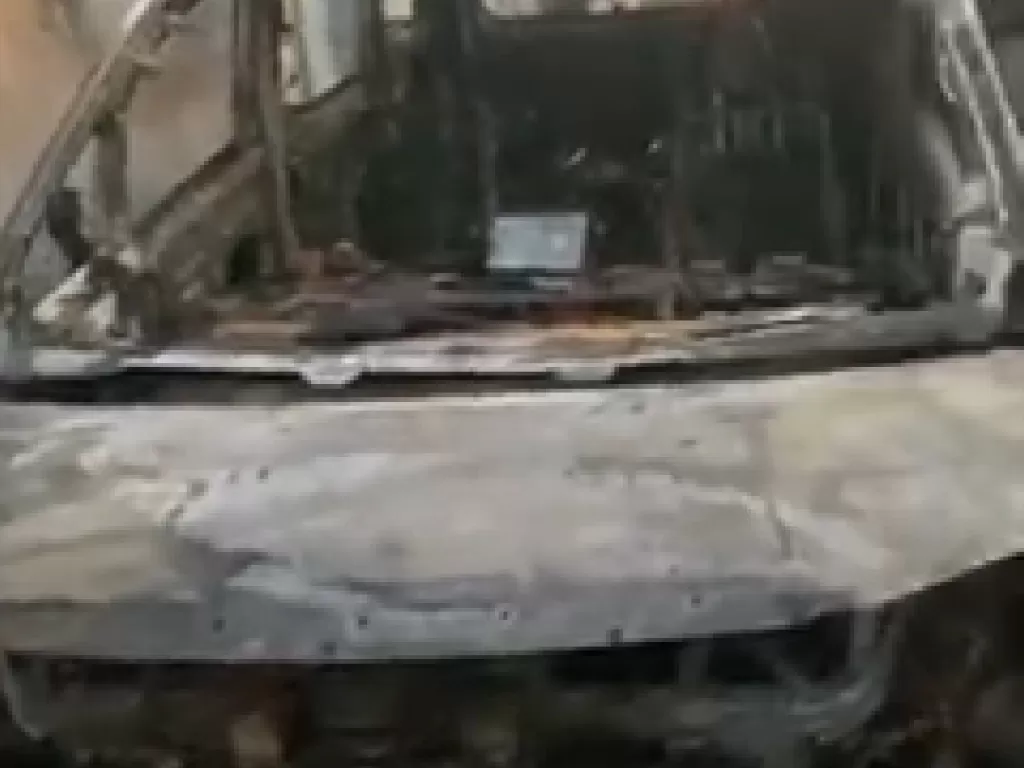 Kondisi mobil Toyota Alphard milik penyanyi dangdut Via Vallen usai dibakar orang. (Polres Sidoarjo/Istimewa)