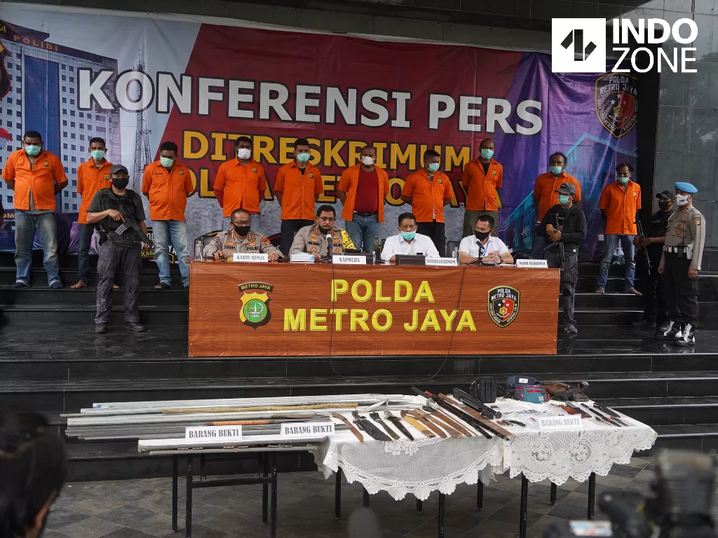 John Kei dihadirkan polisi saat menggelar rilis di Polda Metro Jaya, Jakarta, Senin (22/6/2020). (INDOZONE/Arya Manggala)