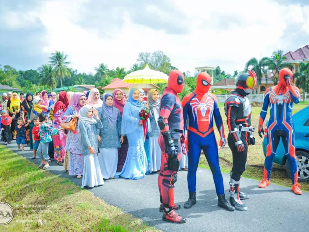 Antar adik perempuan nikah kenakan kostum superhero (Facebook/@Fadhil Aman Ahyat II)