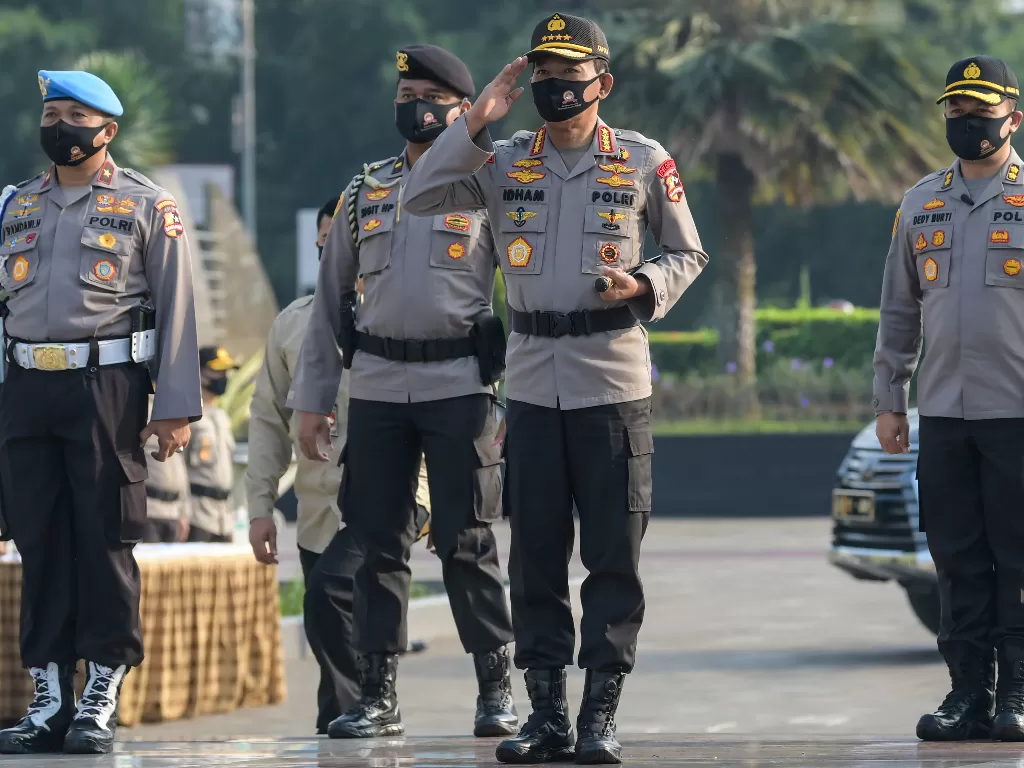 Kapolri Jenderal Pol Idham Azis (kedua kanan) tiba untuk mengikuti di Taman Makam Pahlawan Nasional Utama (TMPNU) Kalibata, Jakarta, Senin (29/6/2020). (ANTARA FOTO/Galih Pradipta)