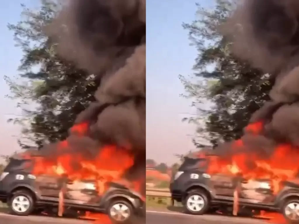Sebuah mobil terbakar di Tol Jorr, Selasa pagi (30/6/2020). (Instagram/jktinfo)