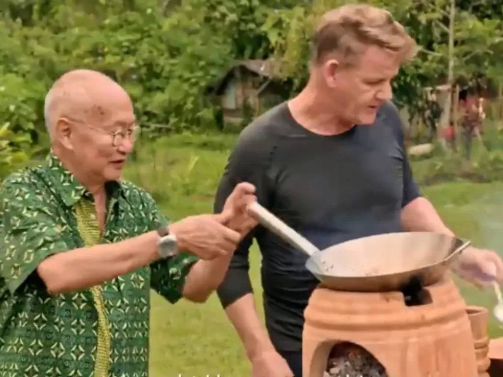 Cuplikan video memasak rendang William Wongso bersama master chef Gordon Ramsay. (Foto: Screen Shot NatGeo)