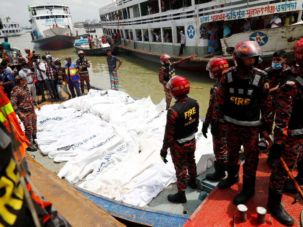 Anggota penyelamat membawa mayat para korban di atas kapal setelah sebuah feri penumpang terbalik di sungai Buriganga di Dhaka, Bangladesh, 29 Juni 2020. (REUTERS/Mohammad Ponir Hossain)
