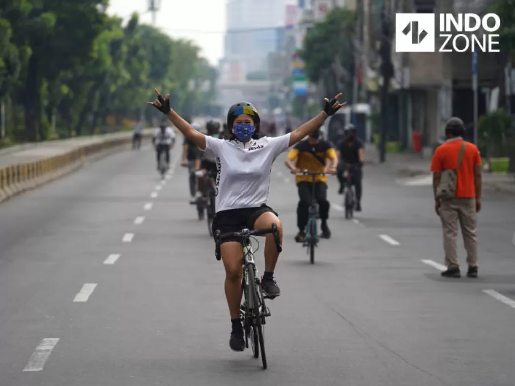 arga berolahraga saat hari bebas kendaraan bermotor atau Car Free Day (CFD) di Jalan Gajah Mada, Jakarta. (INDOZONE/Arya Manggala)