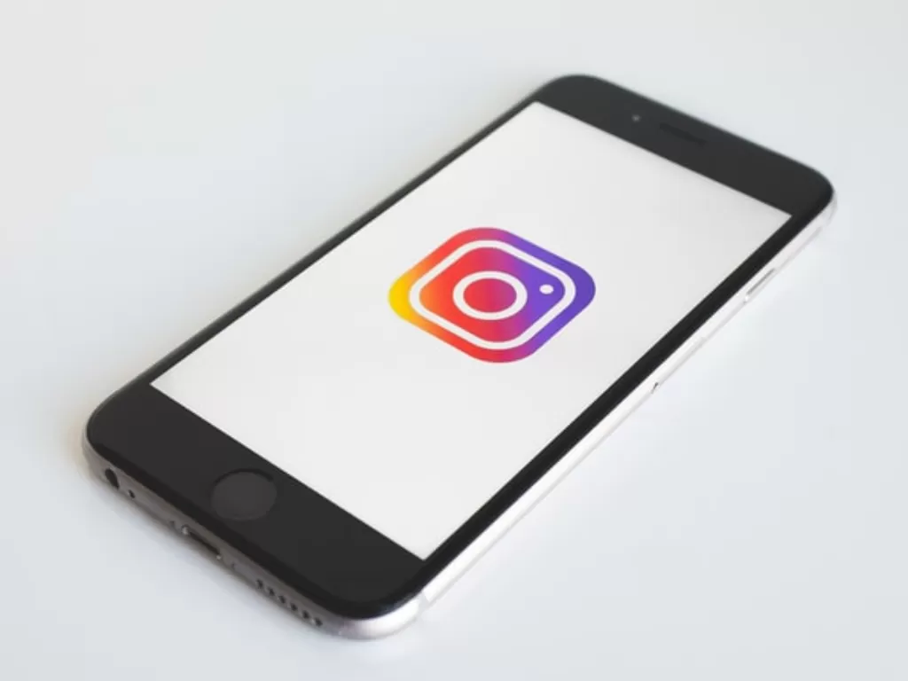 Tampilan aplikasi media sosial Instagram di smartphone (Unsplash/@neonbrand)