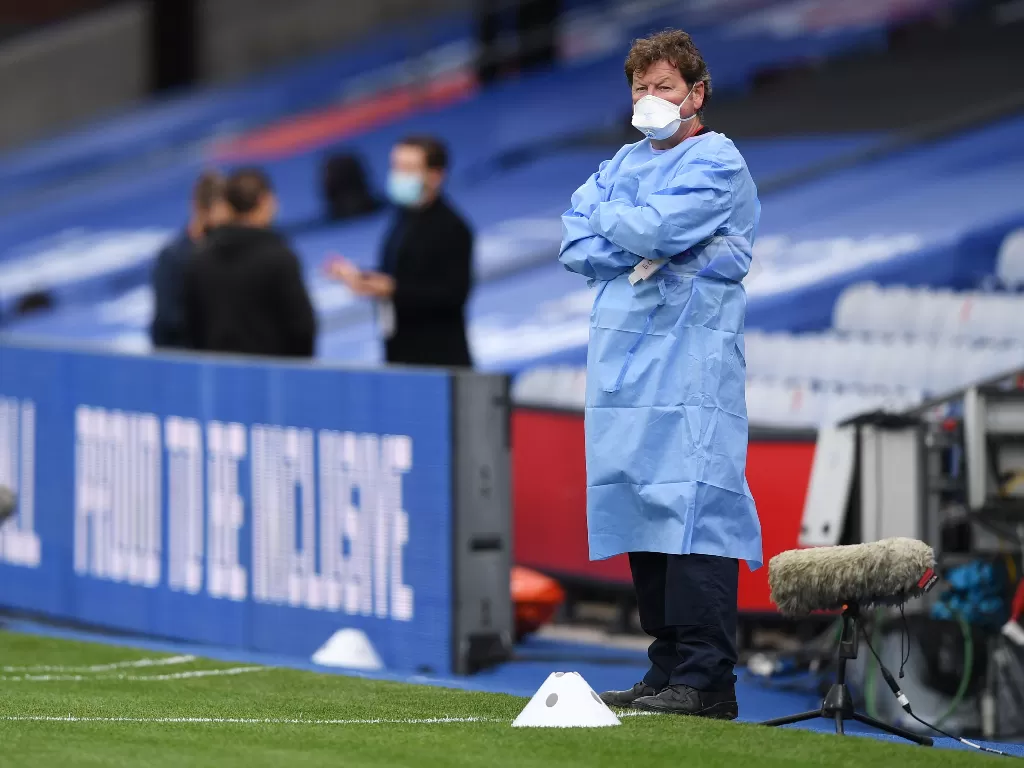 Pihak Premier League tampak mengenakan masker di tengah pandemi Covid-19. (REUTERS/DANIEL LEAL-OLIVAS)