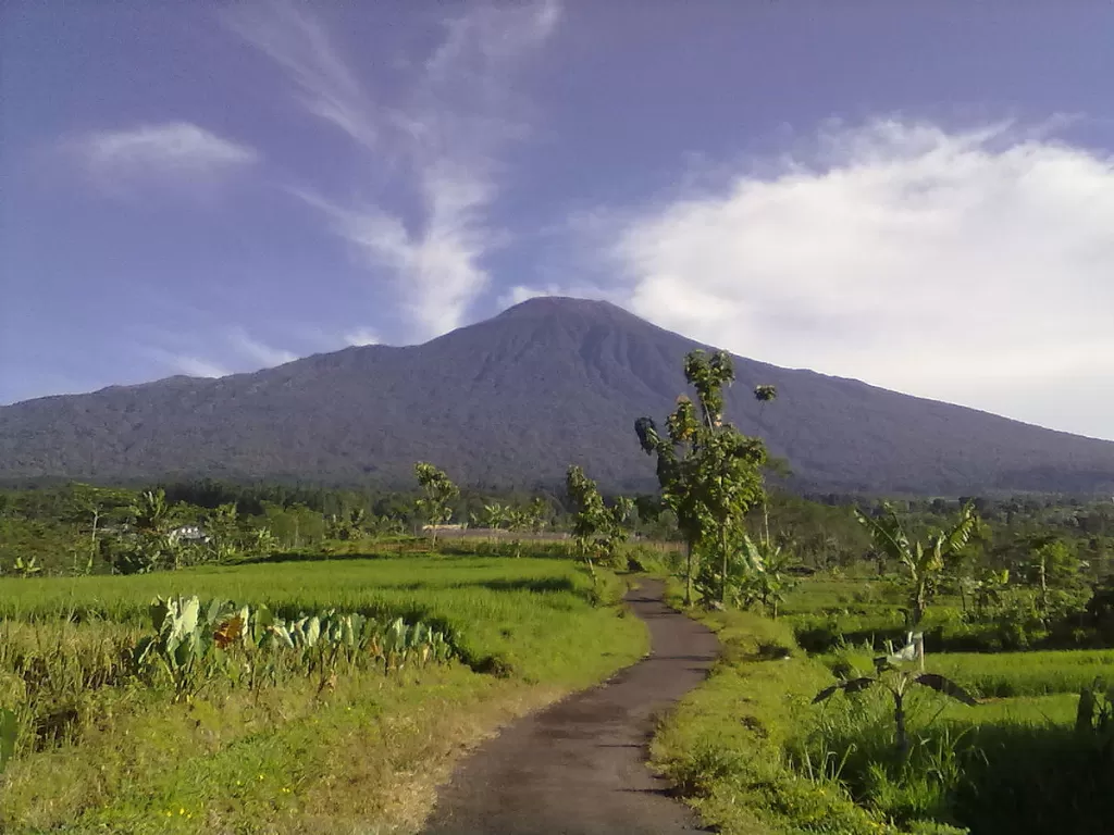Pemandangan Gunung Slamet di daerah Baturaden, Banyumas, Jawa Timur. (id.wikipedia.org)