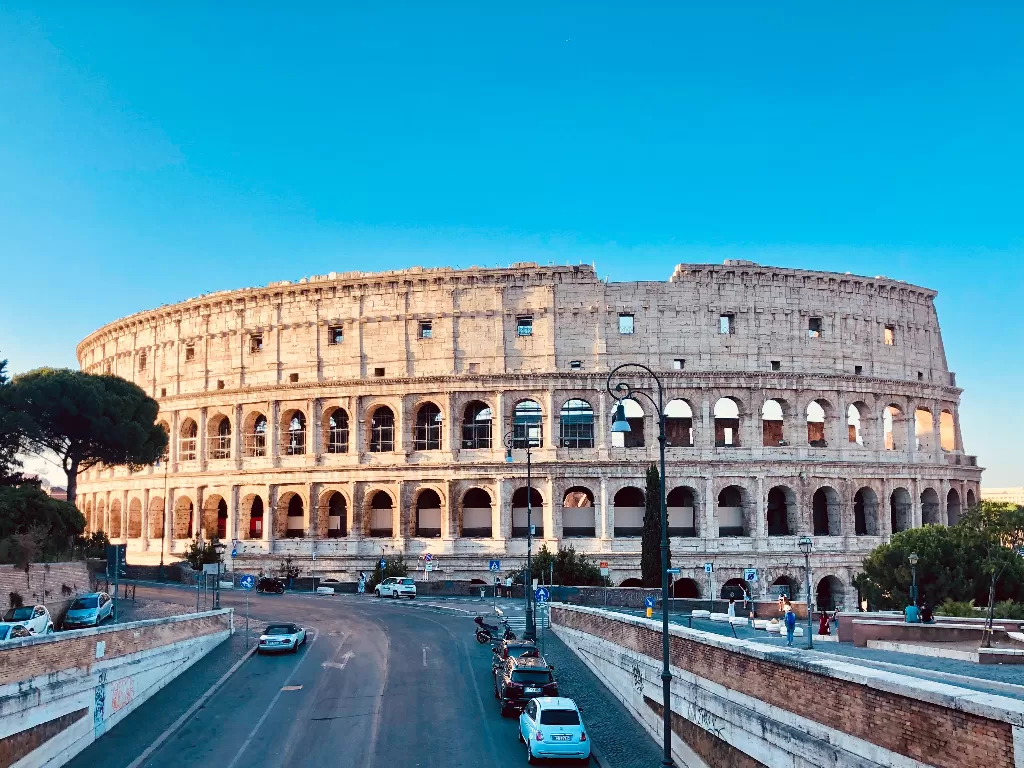 Colosseum, Roma Italia, salah satu objek wisata di negara Uni Eropa. (Unsplash/@mike_swigunski)