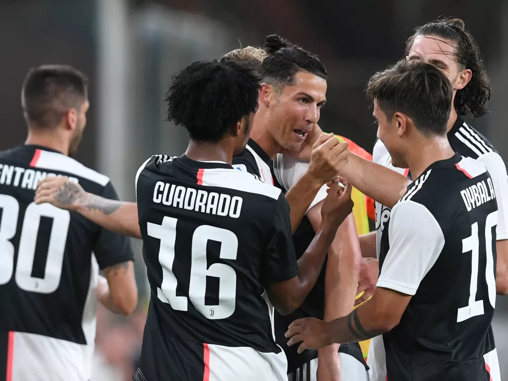 Cristiano Ronaldo dan Paul Pogba bersama rekan-rekan Juventus lainnya melakukan selebrasi gol. (REUTERS/Jennifer Lorenzini)