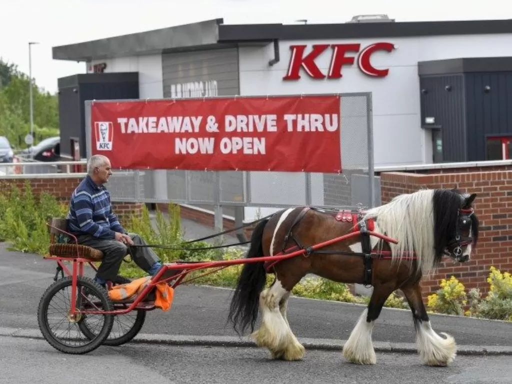 Seorang pria memesan makanan di Drive Thru KFC pakai delman. (photo/Mirror/Reddit/Ist)