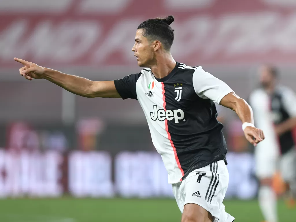 Penyerang Juventus, Cristiano Ronaldo melakukan selebrasi di laga kontra Genoa. (REUTERS/Jennifer Lorenzini)