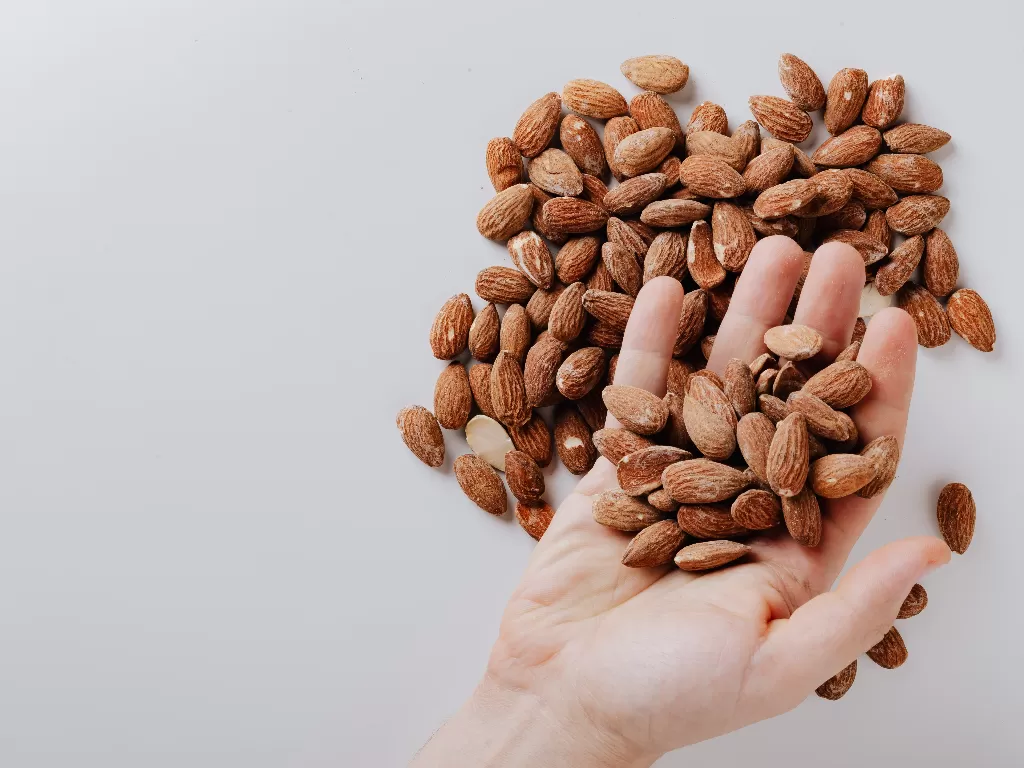 Kacang almond baik untuk kulit (Pexels/Karolina Grabowska)