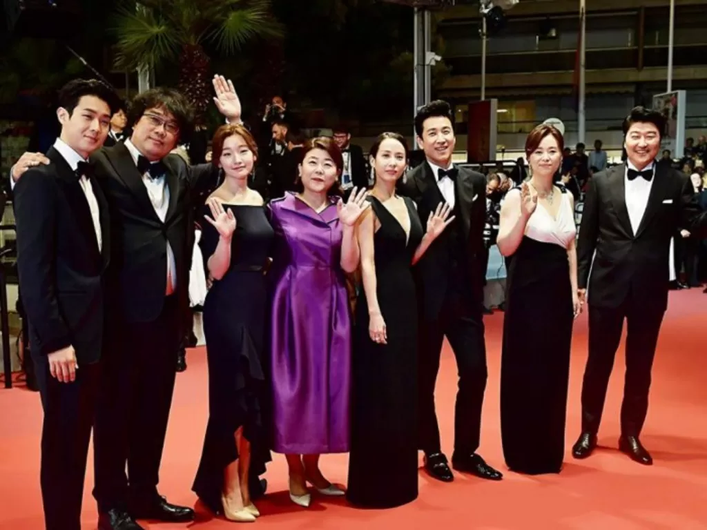 Bong Joon Ho, Kang-ho Song, Sun-kyun Lee, Yeo-jeong Jo, Hye-jin Jang, Woo-sik Choi, So-dam Park, dan Jeong-eun Lee dalam sebuah acara Gisaengchung (2019). (IMDb)